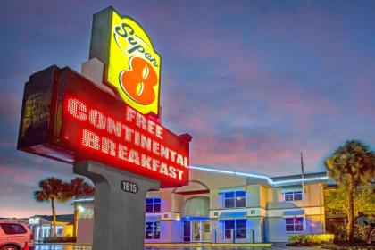 Super 8 by Wyndham Kissimmee - image 1