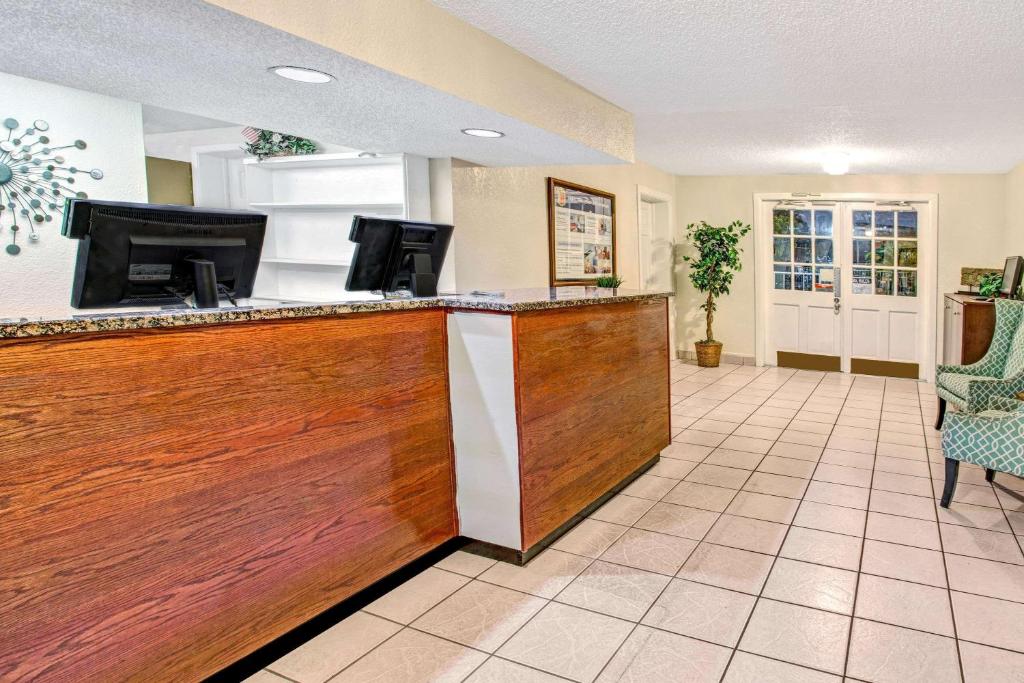 Super 8 by Wyndham Kissimmee - image 2